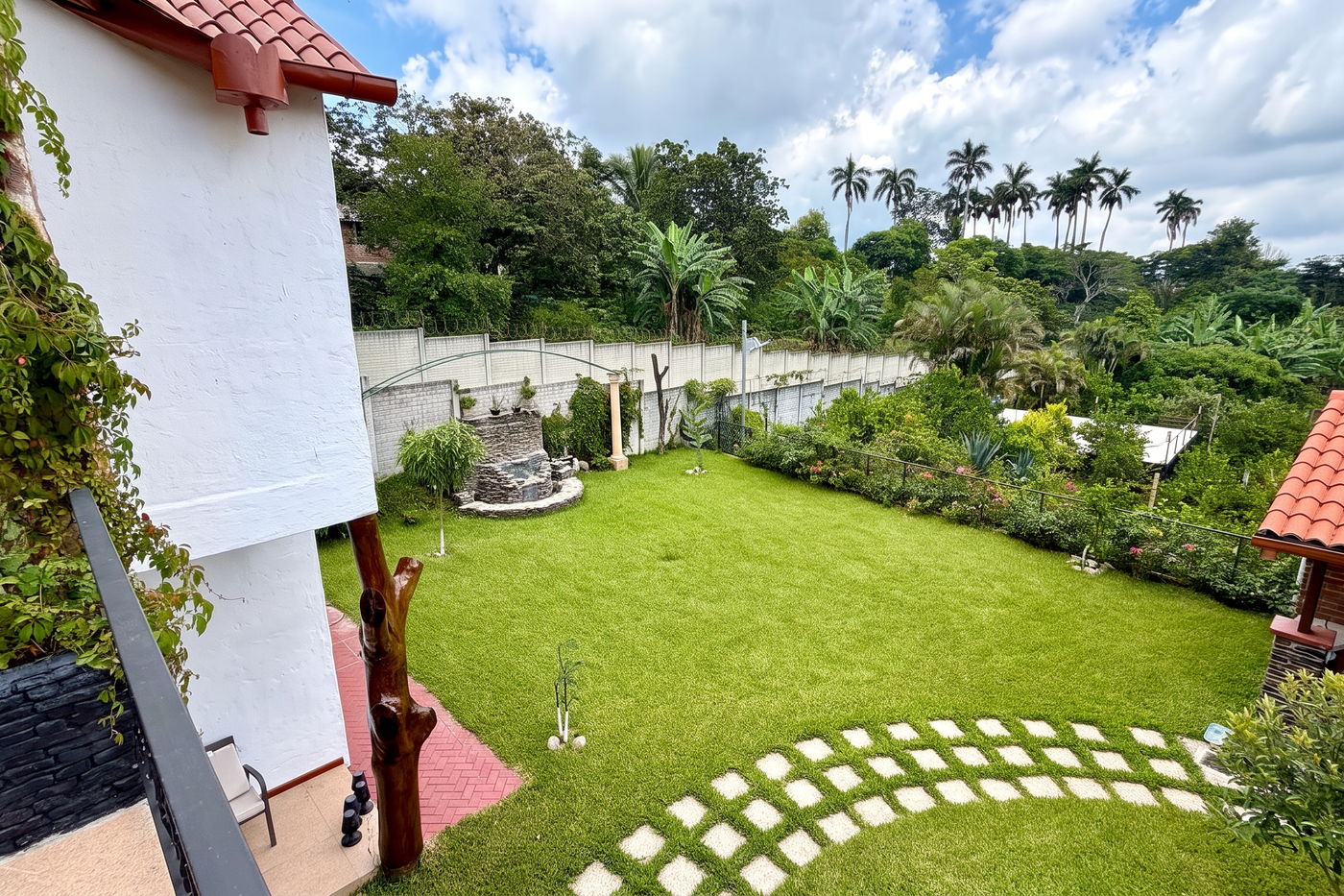 Jardín de Villa Toscana con fogata de ladrillo, ramada de teja y vista a la montaña